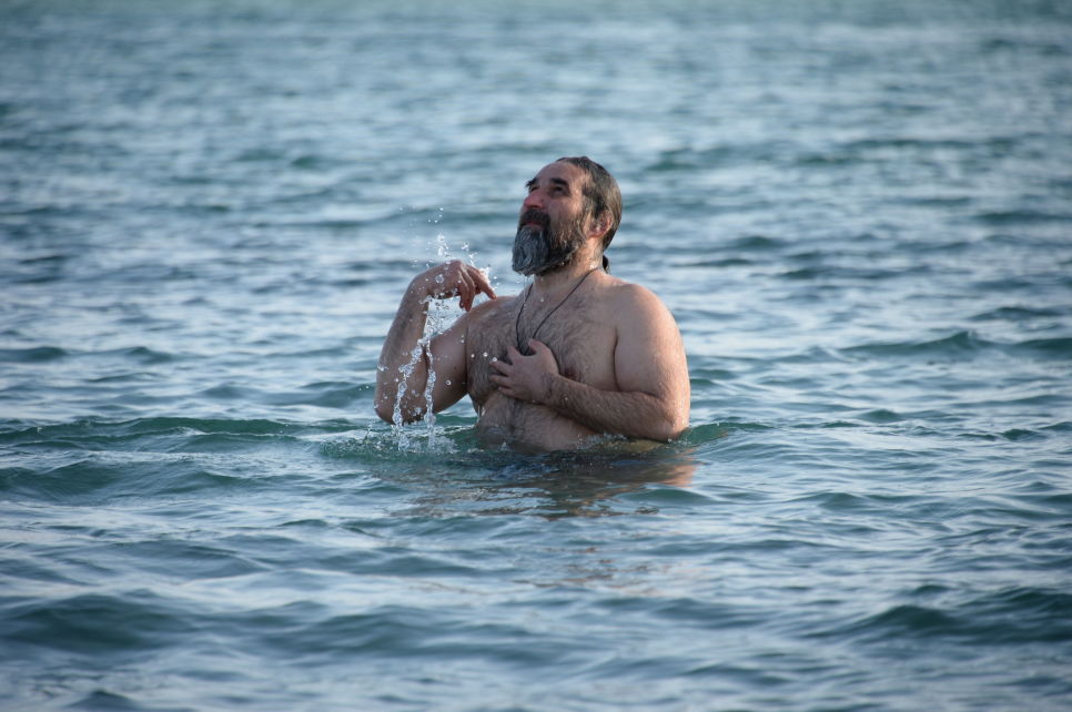 Купание в море на Крещение фото 